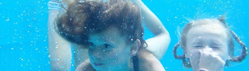 Zwei Mädchen beim Schimmen im Schwimmcamp im Bayerischen Wald