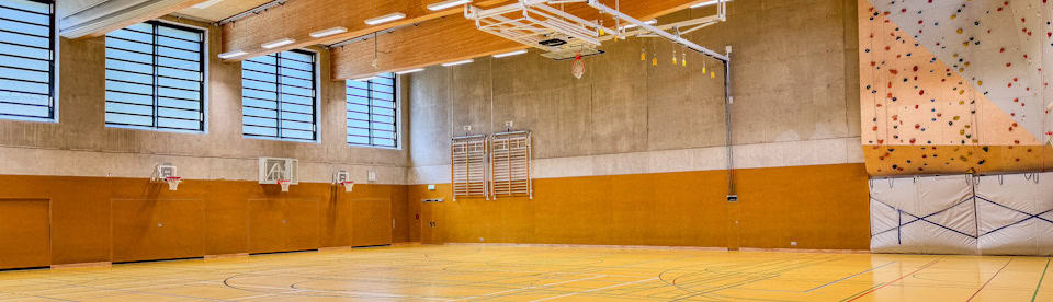 große Mehrzweckturnhalle