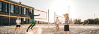Beachvolleyball auf dem Gelände der Unterkunft