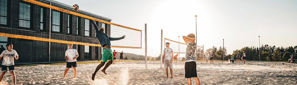Beachvolleyball auf dem Gelände der Unterkunft