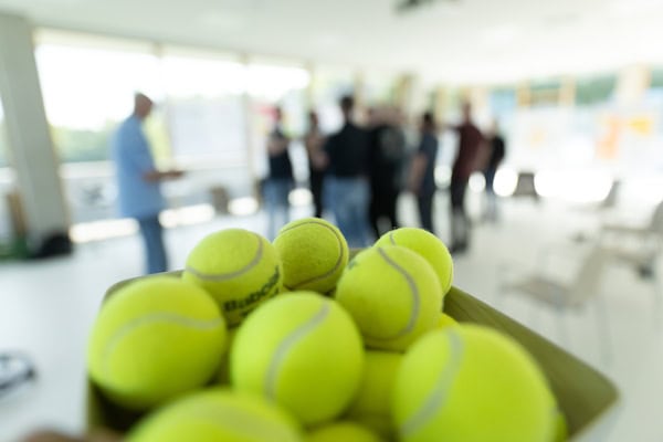 Tennisbälle im tennis- und englischcamp