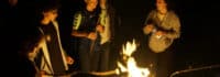 Lagerfeuer im tennis- und englischcamp