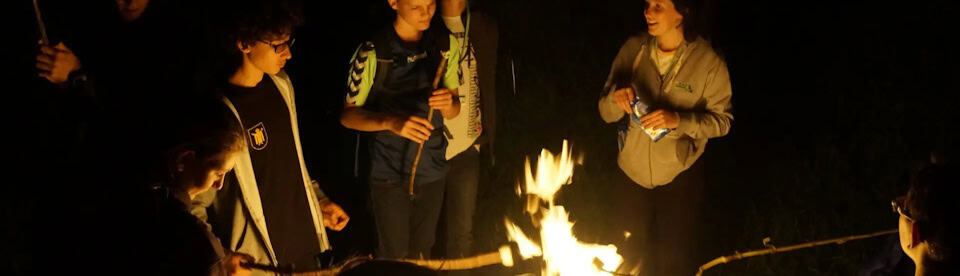 Lagerfeuer im tennis- und englischcamp