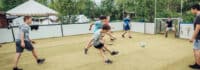 Fußball Court in Regen
