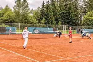 Kinder spielen Tennis