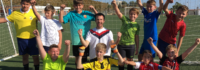 Gruppenbild auf dem Fußballplatz