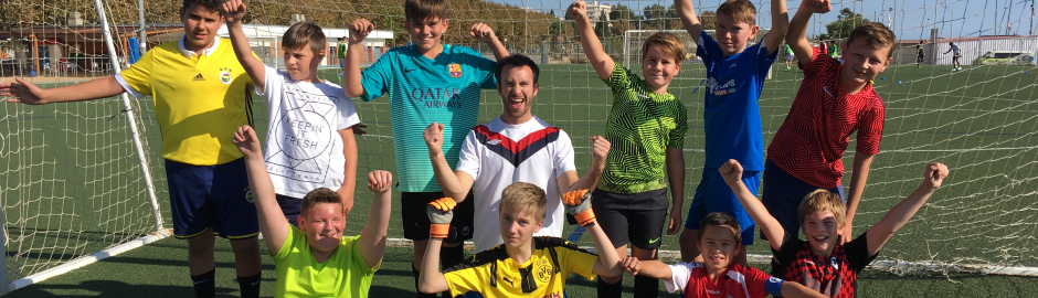 Gruppenbild auf dem Fußballplatz
