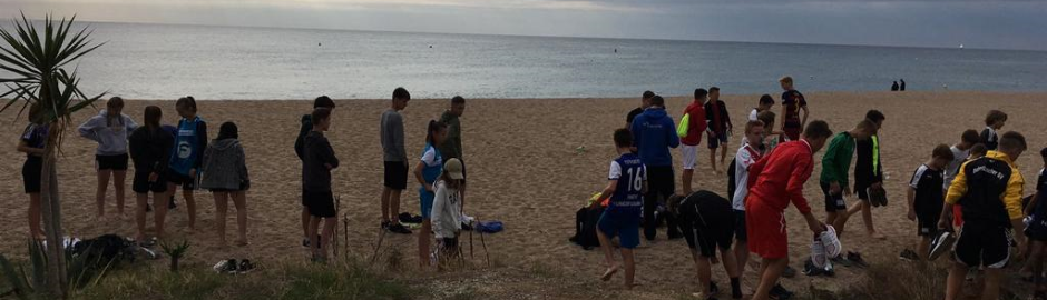 Gruppentreffen am Strand