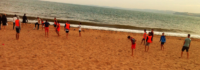 Kinder spielen am Strand