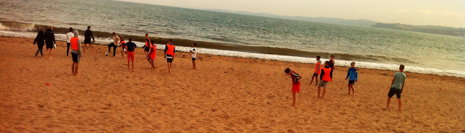 Kinder spielen am Strand
