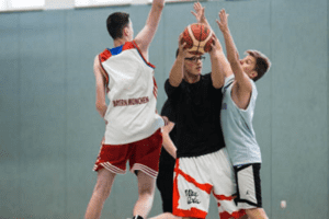 Jungs spielen im Basketballcamp Rabenberg