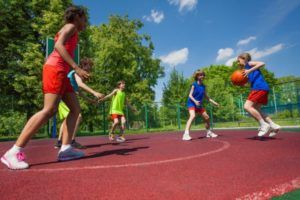 Basketballcamps Kinder vor dem Korb