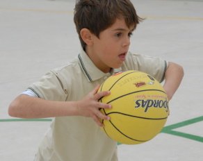 Feriencamp Vergleich - Basketball spielender Junge