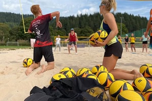 Jugendliche lernen Beachvolleyball im Beachvolleyballcamp Freiburg