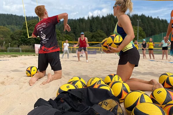 Jugendliche lernen Beachvolleyball im Beachvolleyballcamp Freiburg