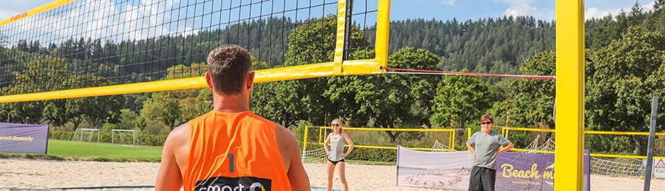 Jugendliche haben Spaß im Beachvolleyballcamp Freiburg