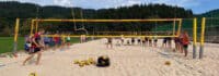Jugendliche haben Spaß im Beachvolleyballcamp Freiburg