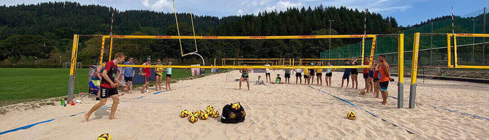 Jugendliche haben Spaß im Beachvolleyballcamp Freiburg