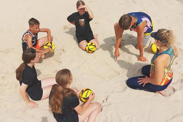 Kinder lernen im Beachvolleyballcamp Witten