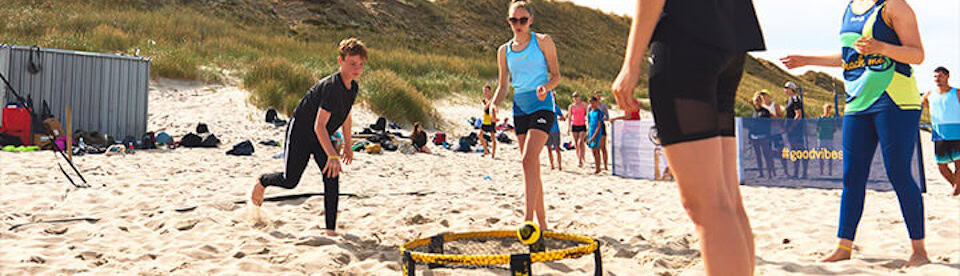 Jugendliche beim Spikeball spielen
