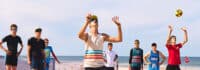 Jungs beim Beachvolleyball spielen