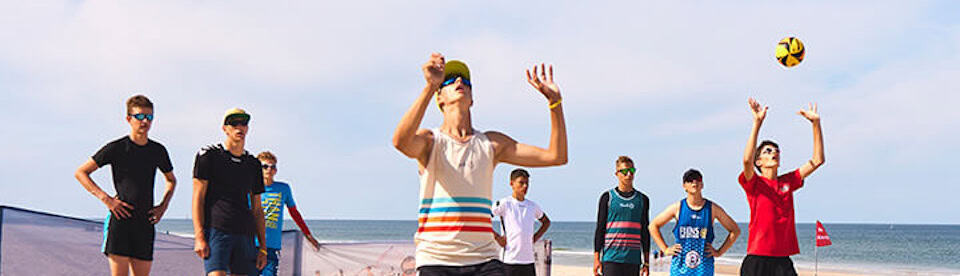 Jungs beim Beachvolleyball spielen