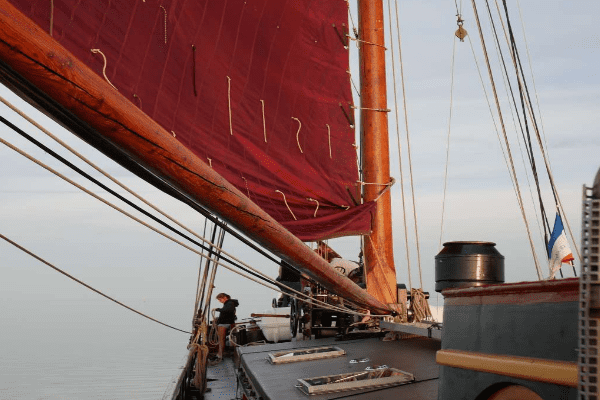 Segelboot für das Abenteuercamp auf dem Segelschiff