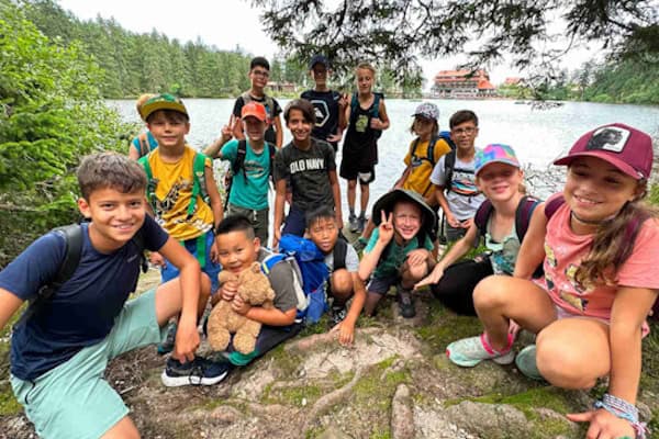 Gruppenbild im Tagescamp im Erzgebirge