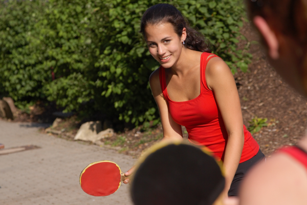 Mädchen beim Tischtennisspielen