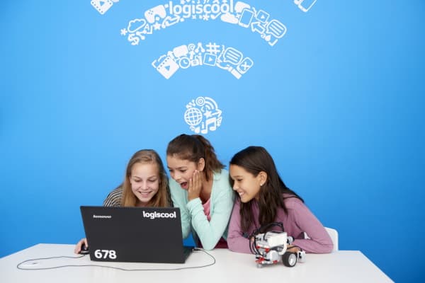 drei Kinder vorm Laptop
