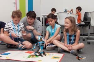 Kinder lernen mit Roboter künstliche Intelligent kennen