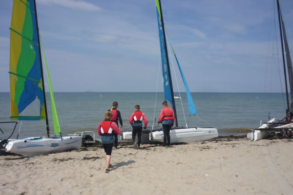 vier Jungs beim Segeln