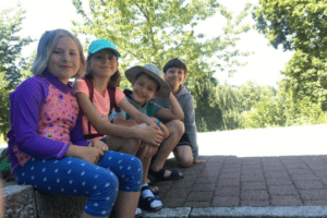 Gruppenbild mit vier lachenden Kindern