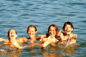Kinder planschen im See