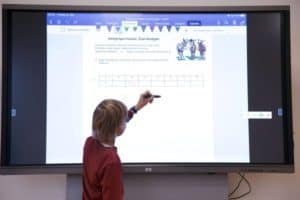 Junge am Activeboard im Vorbereitungs-Feriencamp