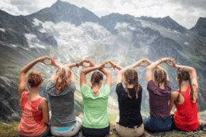 Mädchengruppenbild mit Herzen bei Bergwanderung