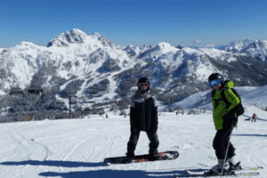 Jungs mit Ski und Snowboard im Skilager Mauthen