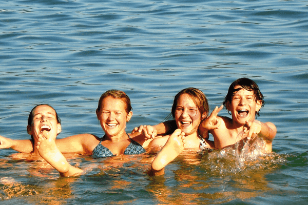 Kinder haben Spaß im Lerncamp