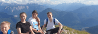 Kinder vor Aussicht Berge