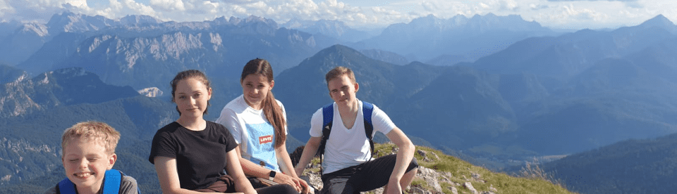 Kinder vor Aussicht Berge