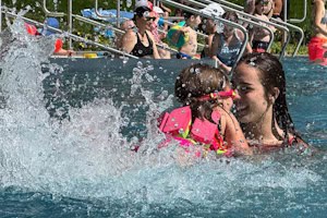 Kind lernt schwimmen in Biedenkopf
