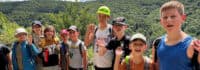 Kinder und Jugendliche wandern im Feriencamp