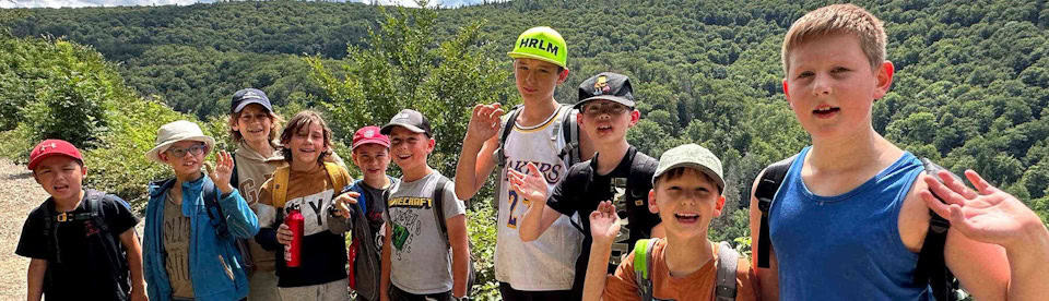 Kinder und Jugendliche wandern im Feriencamp