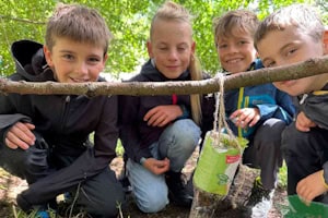Kinder filtern Wasser
