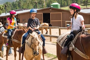 Kinder reiten auf der Pferderanch bei Schweinfurt