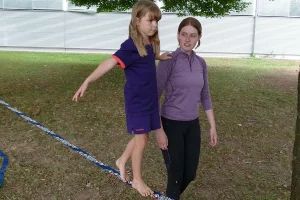 Mädchen balanciert auf Slackline