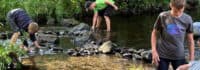 Kinder am Fluss