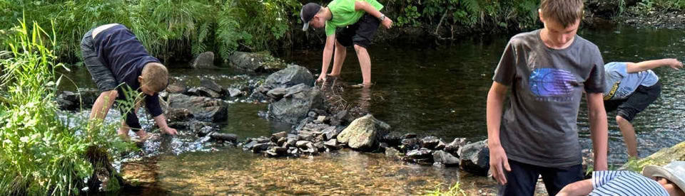 Kinder am Fluss