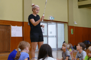 Trainerin beim neue Sportarten testen