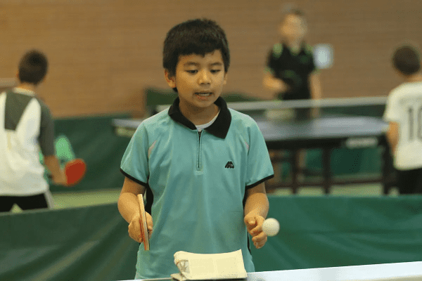 Junge beim Tischtennis im Tages Tischtenniscamp